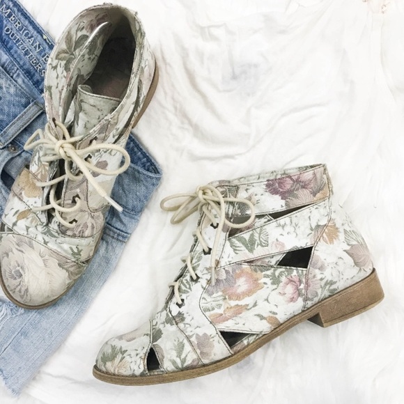 Jellypop Shoes - NWOB Jellypop Alaina Floral Ankle Lace Up Boot 8